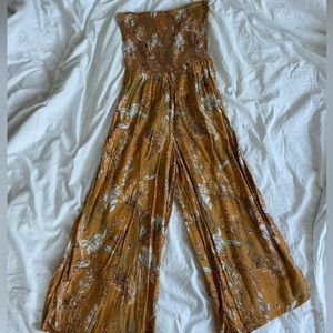 O’Neill romper in a beautiful mustard flowered print in great condition